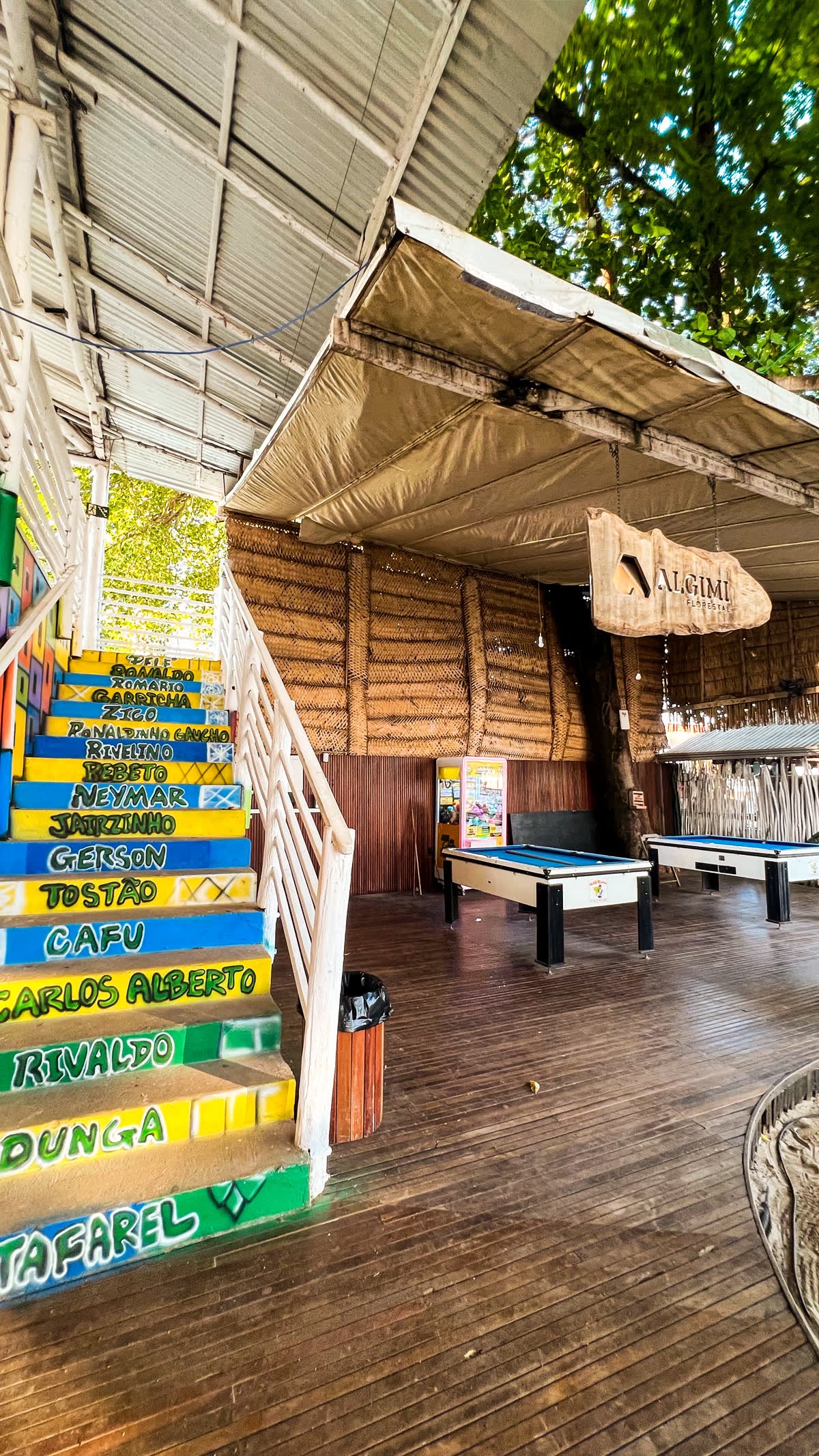 Escada colorida com nomes de craques da Seleção e mesas de bilhar no deck do Rio Sand Club