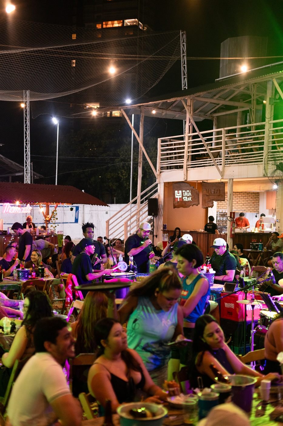 Grupo reunido em confraternização no Rio Sand Club