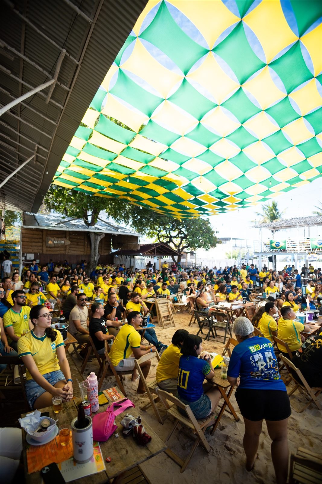 Torcida com a camisa do Brasil no Rio Sand Club