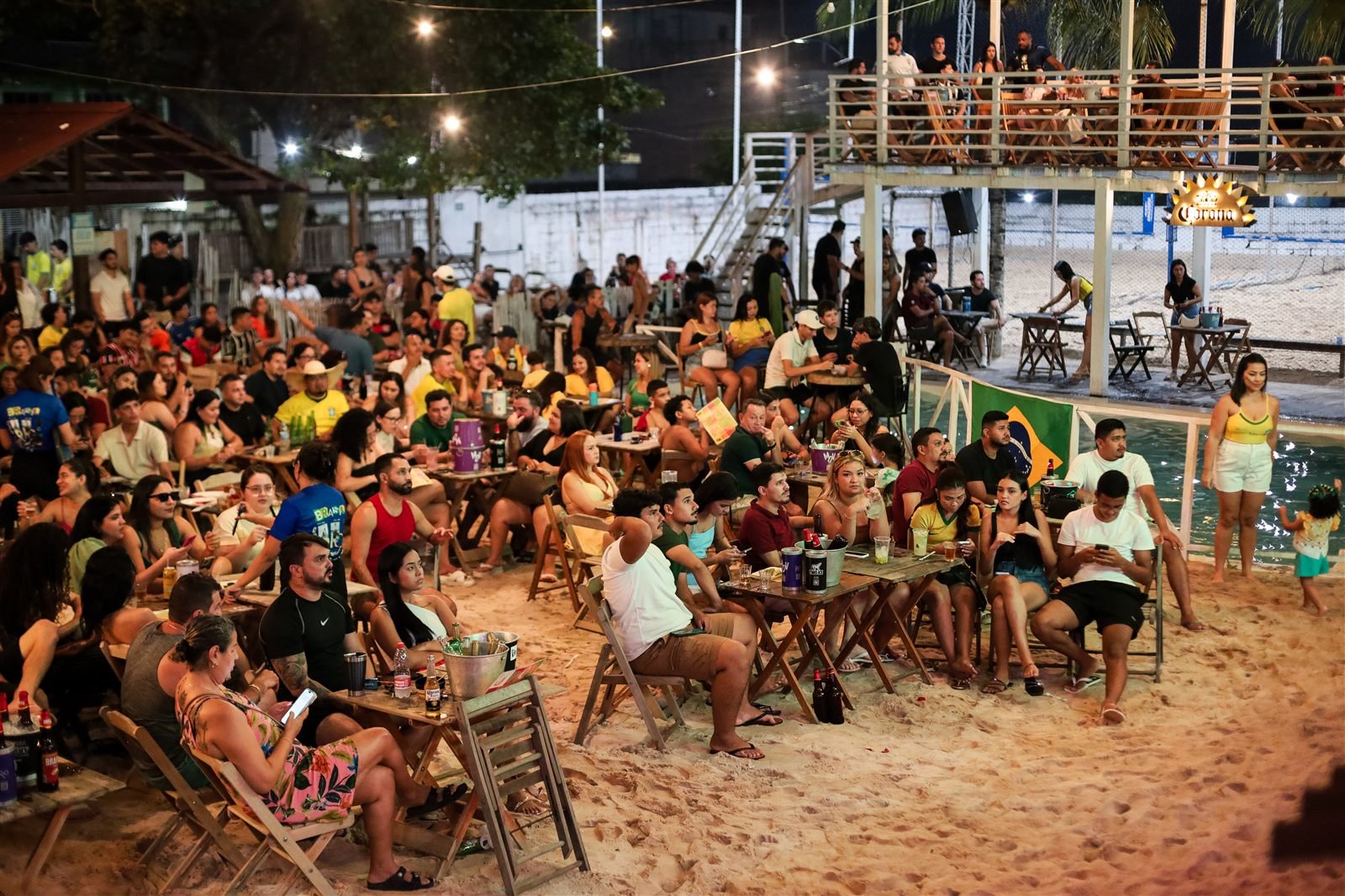 Torcida reunida assistindo ao jogo no Rio Sand Club