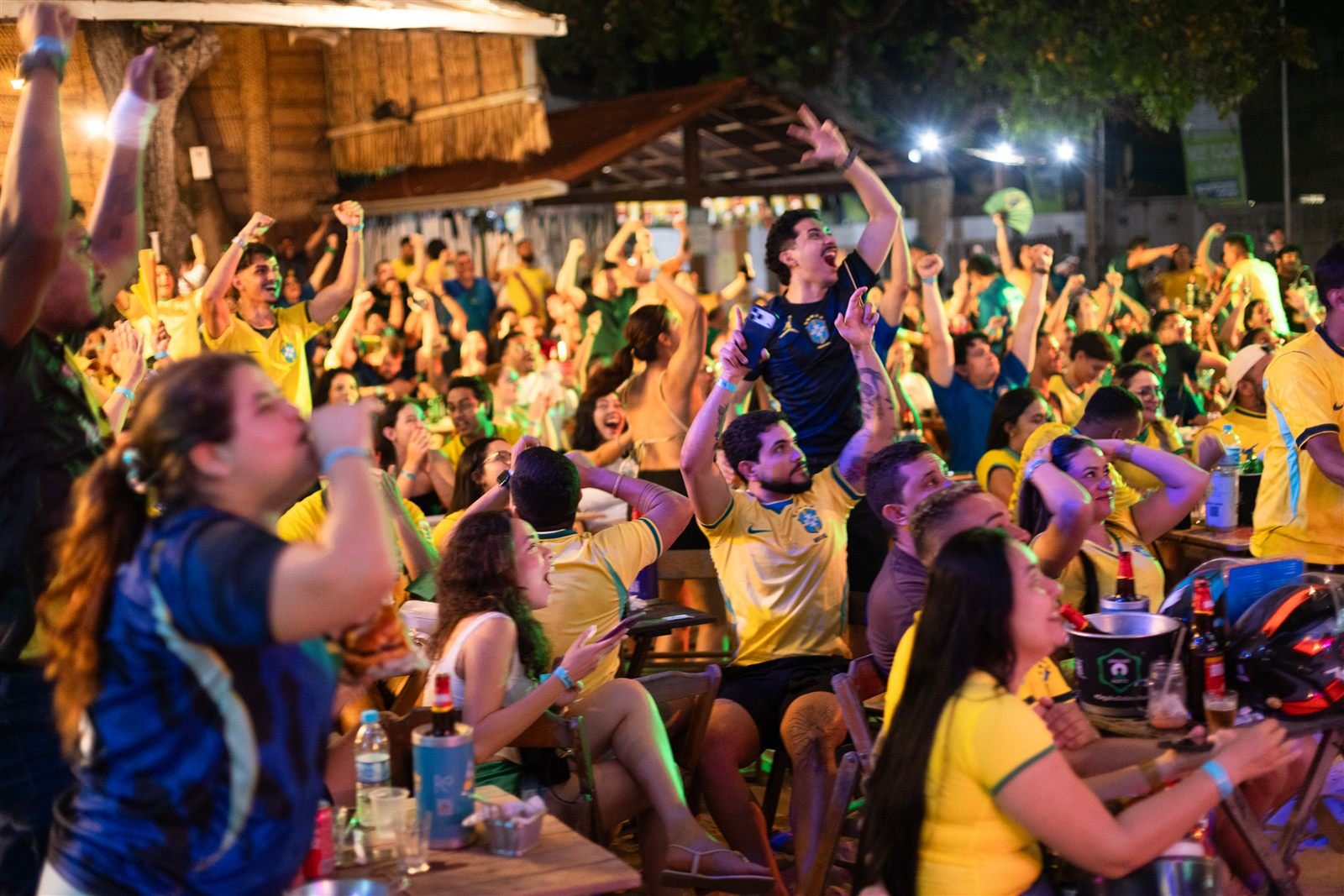 Torcida vibrando com o jogo do Brasil no Rio Sand Club