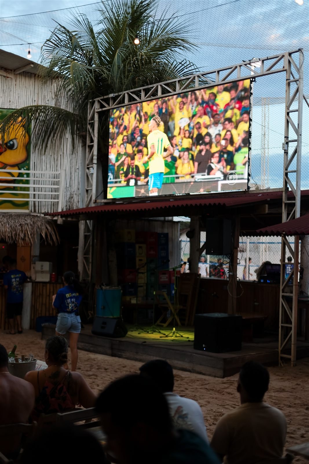 Telão transmitindo o jogo do Brasil no Rio Sand Club