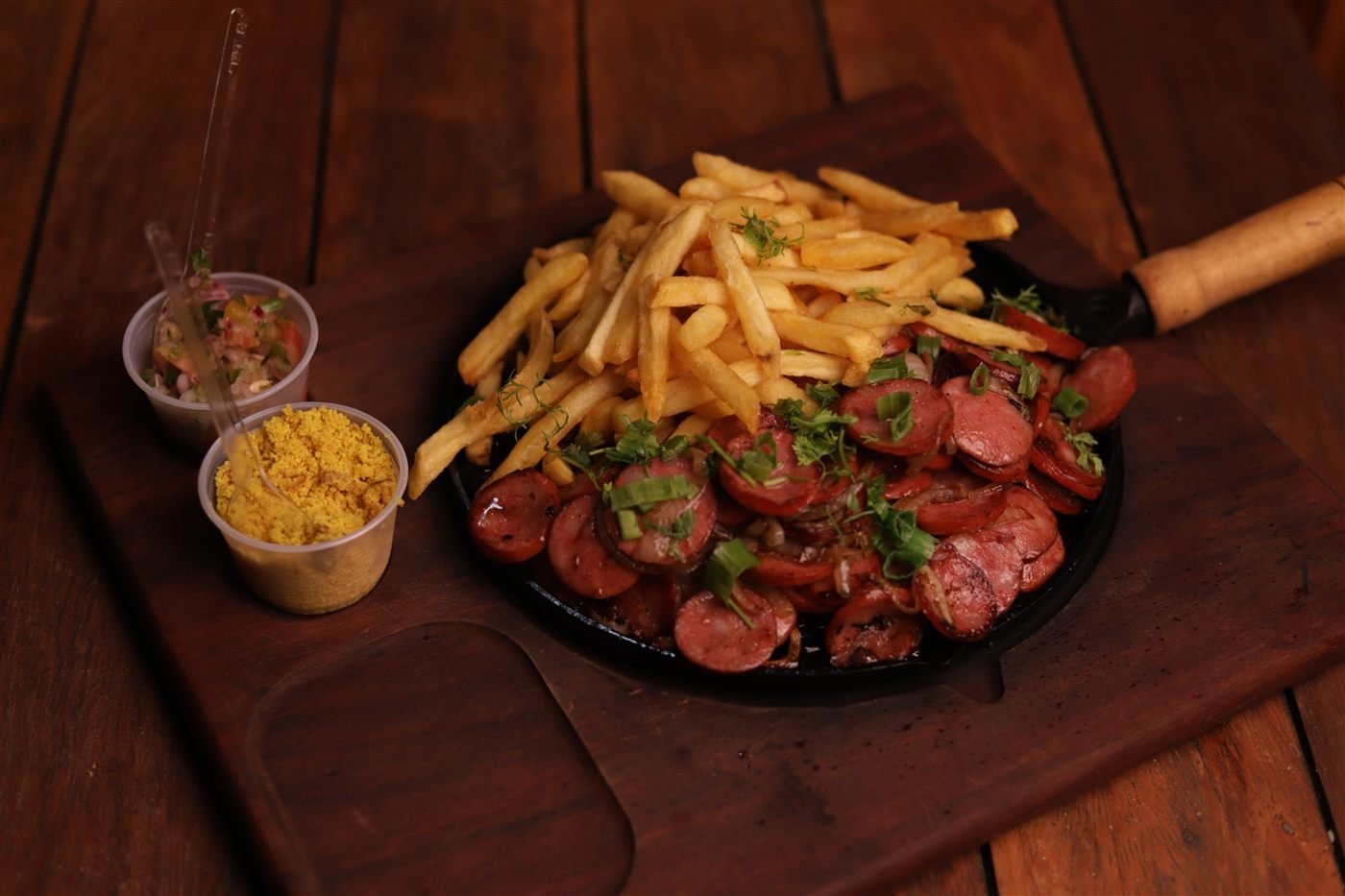 Porção de batata com calabresa